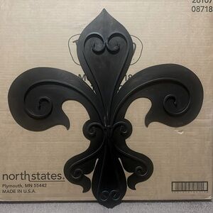 Metal fleur de lis decor